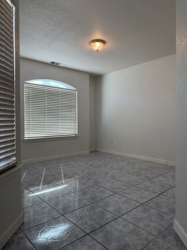 Building Photo - Charming 3-bedroom, 2-bath home in North Merced!