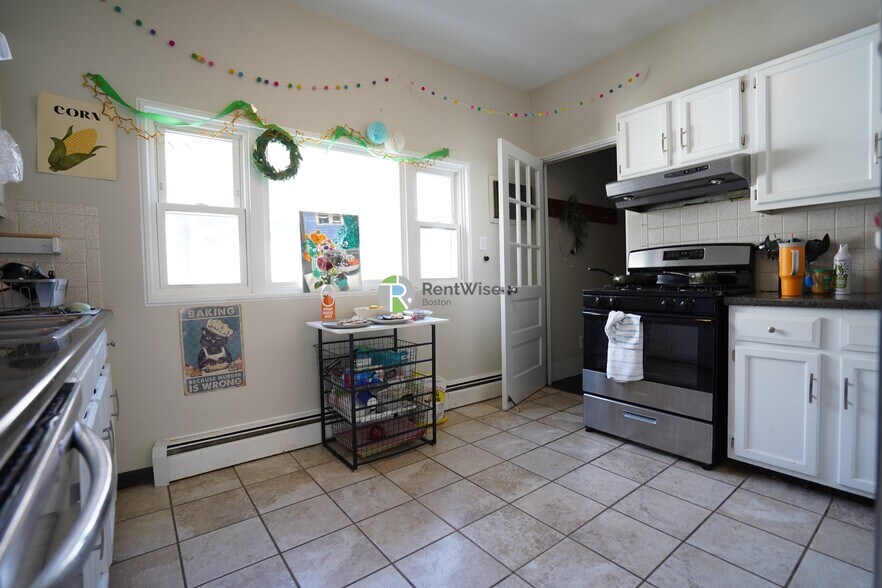 Building Photo - 27 Emery St