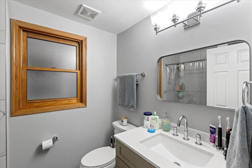 Building Photo - 2033 W Huron St