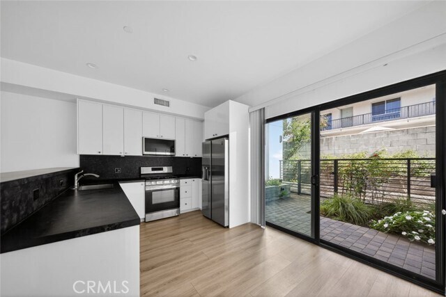 Building Photo - 534 E San Jose Ave