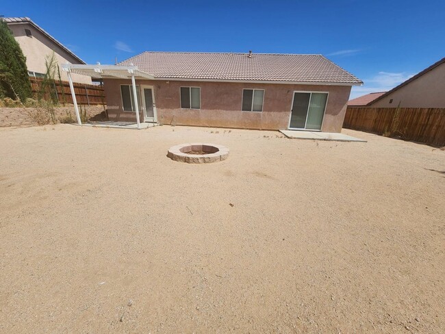 Building Photo - Don't Miss This Beautiful Desert Vista Home!