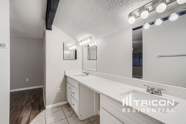 Building Photo - 217 S Shadow Bay Dr