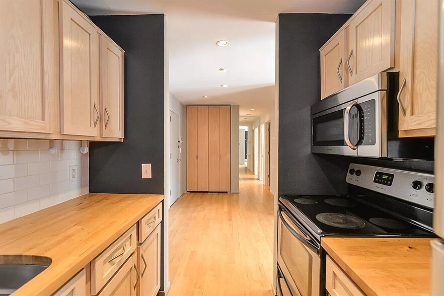 Kitchen - 1531 Packard St