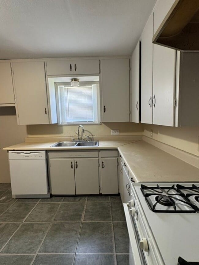 Building Photo - Cute 3 bedroom off in Gables Area!
