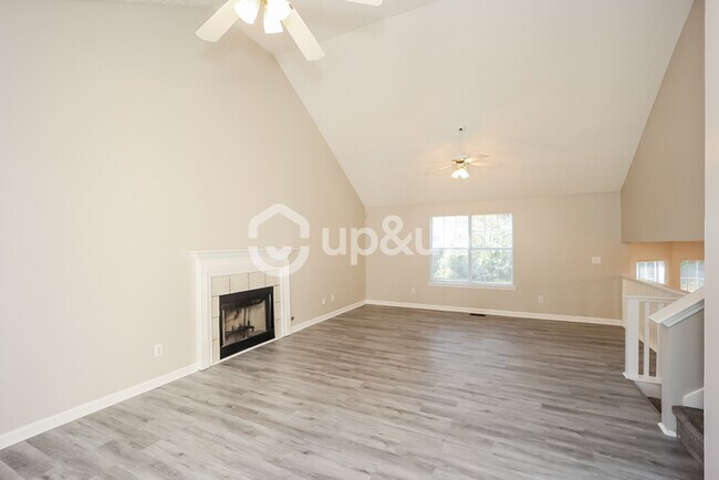 Building Photo - Fantastic 3bd/2.5ba home! Coming soon!