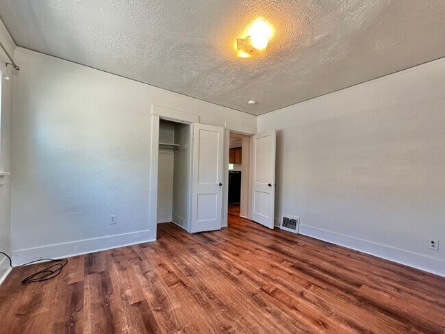 Building Photo - 8th2122 (CW-NB)