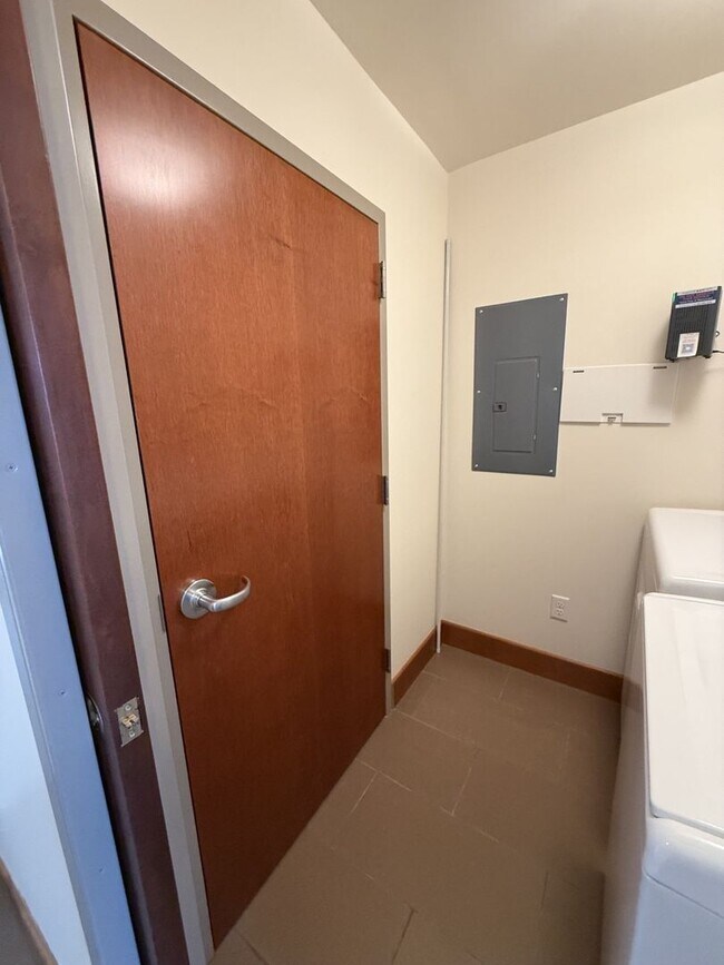 Building Photo - Luxury Apartment