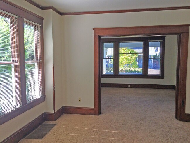 Building Photo - 5 bedroom house in the heart of Corvallis!