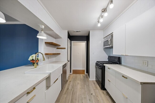 Building Photo - 1136 Oak Tree Dr