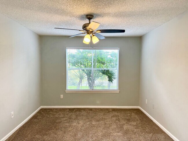 Building Photo - Beautiful 2 bedroom/2 bathroom corner condo in gated Regency Park!