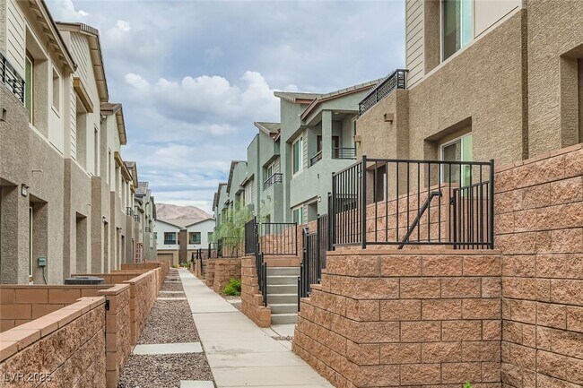 Building Photo - 1554 Maria Xing Ave