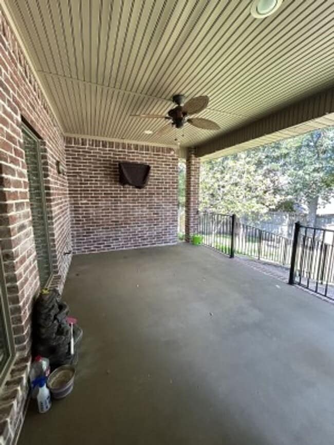 Building Photo - 617 Huntwick Ln