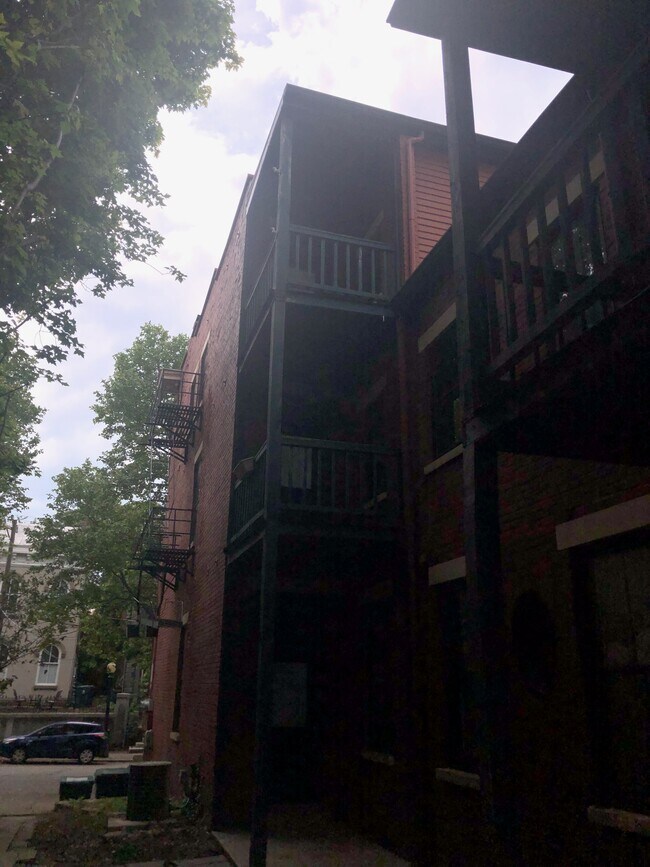 Building Photo - 426 Clark St