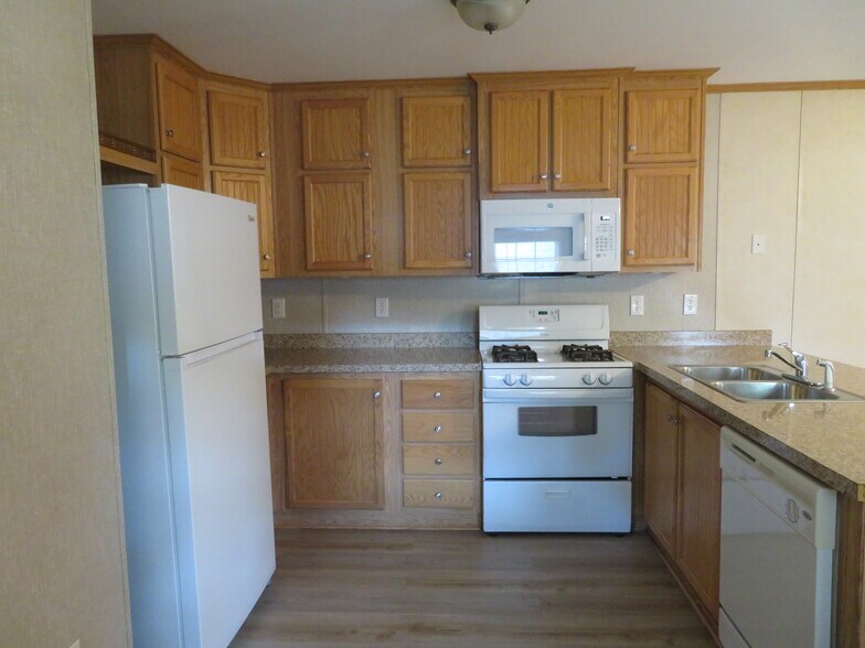 Primary Photo - 37 Bircher Ave