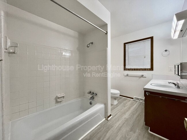 Building Photo - 1348 Carriage Hill Dr SE