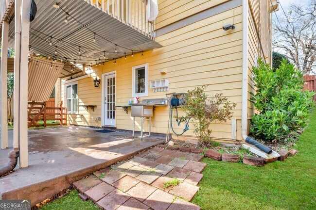 Building Photo - 1093 3rd St