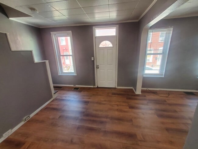 Building Photo - 449 Spring Garden St