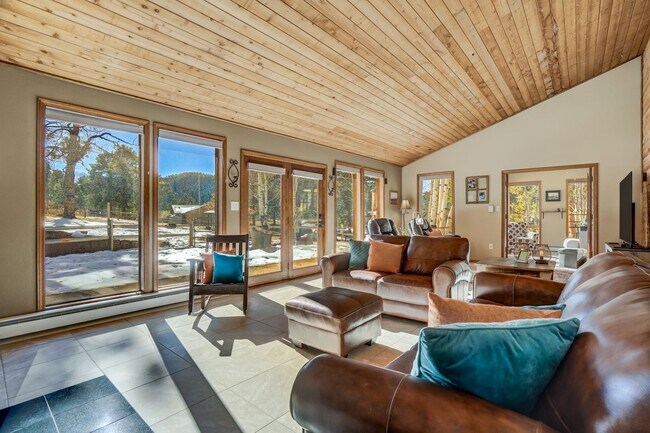 Building Photo - Stunning two-story home in Woodland Park