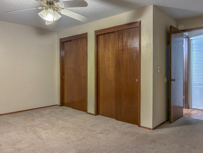 Building Photo - Hillsboro Duplex- 2 Bedroom 1 bathroom with fenced in yard available !