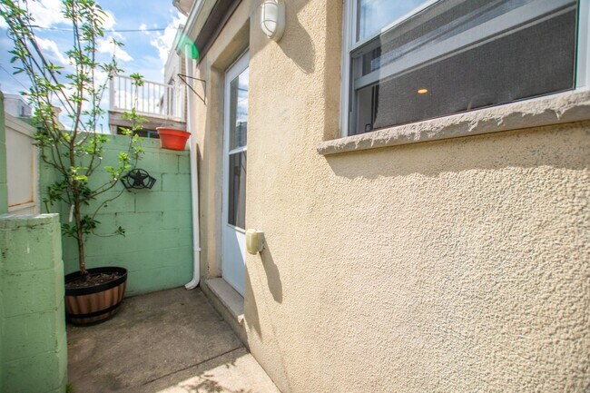 Building Photo - Excellent South Philadelphia Row Home