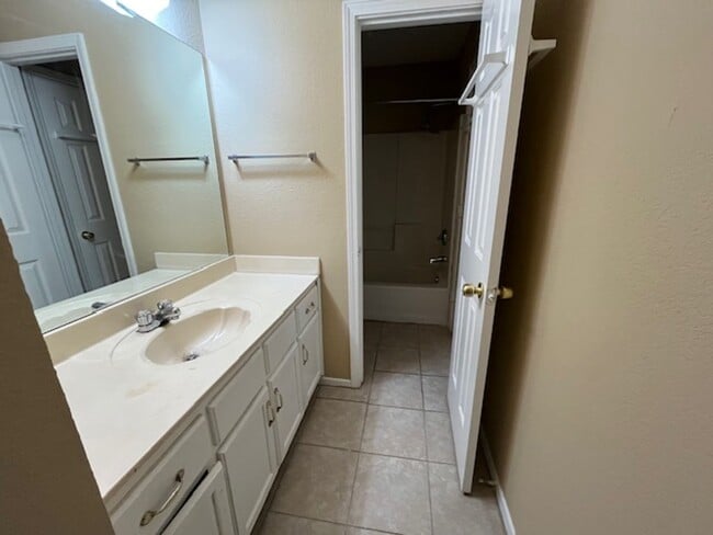 Building Photo - Renovated 4 Bedroom 2 Bath Home for Rent!