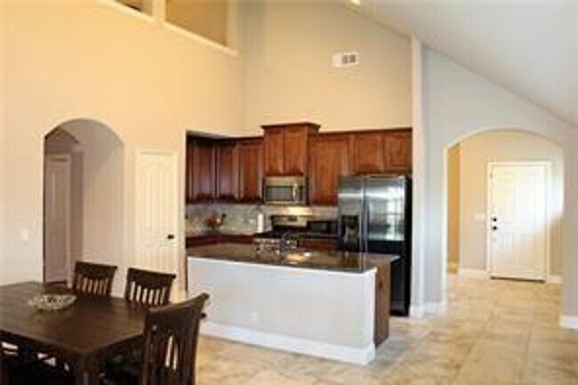 Building Photo - Great Location, available NOW!