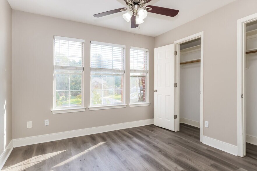Building Photo - 18469 Sunrise Oaks Ct
