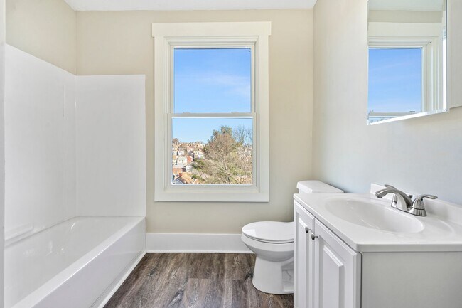 Building Photo - Completely Renovated 3 Bed/1 Bath Home - C...