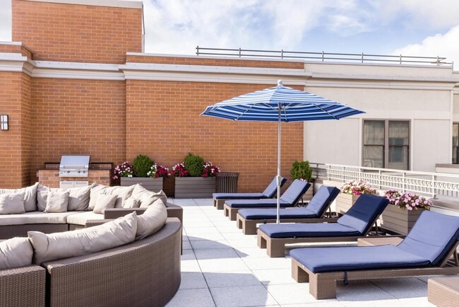 Rooftop terrace with lounge seating at The Metropolitan at 40 Park in Morristown, NJ. - The Metropolitan at 40 Park