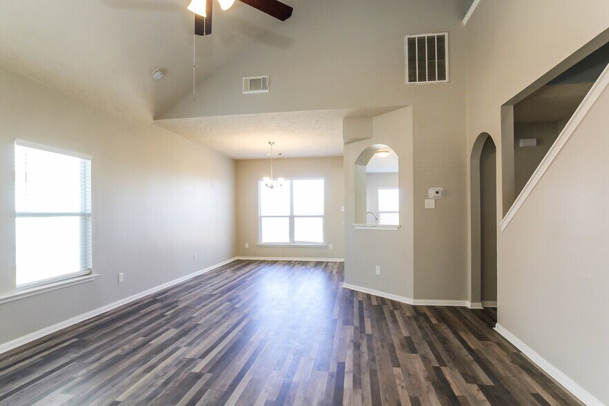Building Photo - 16315 Rockcreek Ln