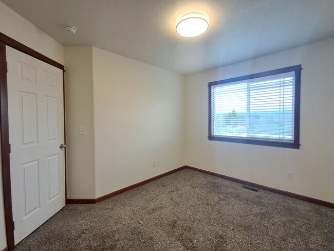 Building Photo - $2,200 -  3 Bed / 2.5 Bath Beautiful Spokane Valley House