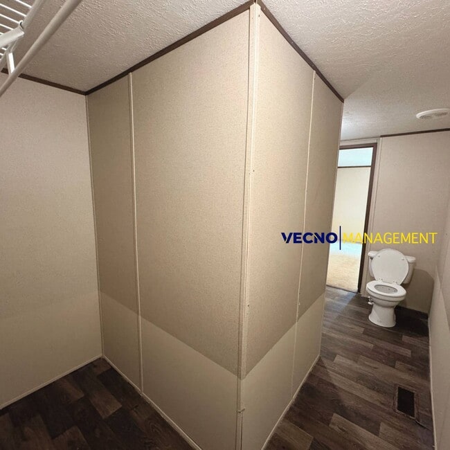 Building Photo - 842 Corinne Dr