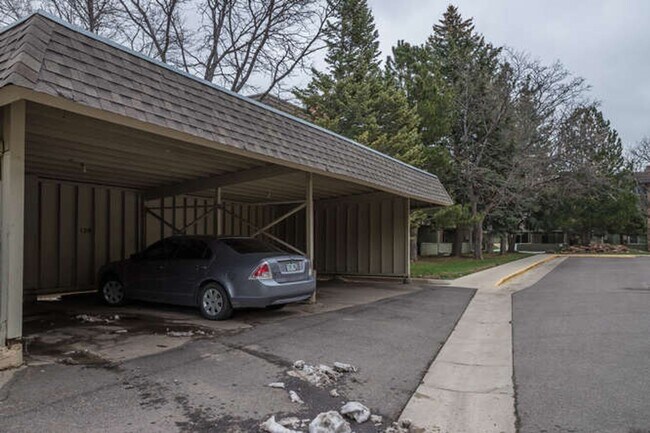 Building Photo - Charming  2 Bed 2 Bath Main Floor Condo Available June 12!
