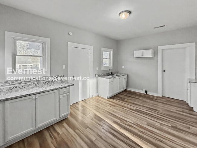 Building Photo - 316 School Rd