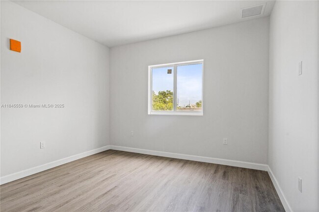 Building Photo - 2311 NW 22nd Ave