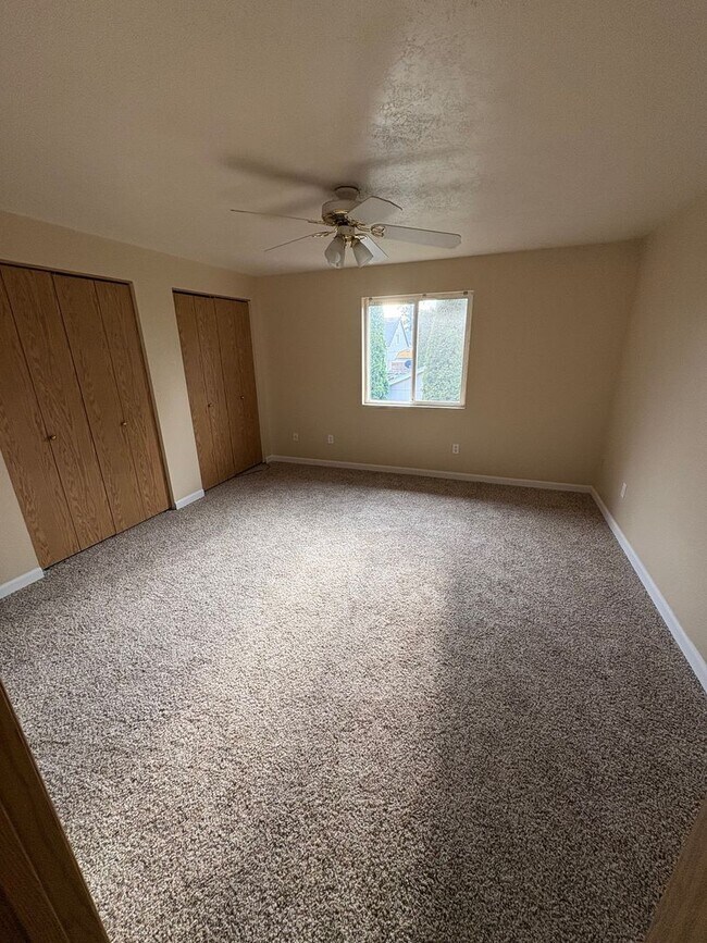 Building Photo - 00720-1096/1098 W. Regis St.