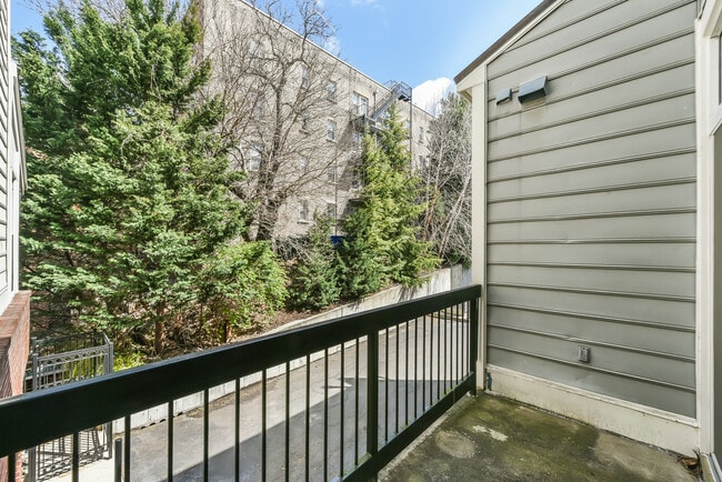 Building Photo - Two Level Two Bedroom Two Bath with Privat...