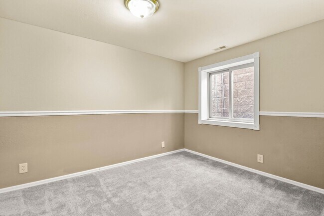 Building Photo - Stunning 5 Bedroom in School District 20