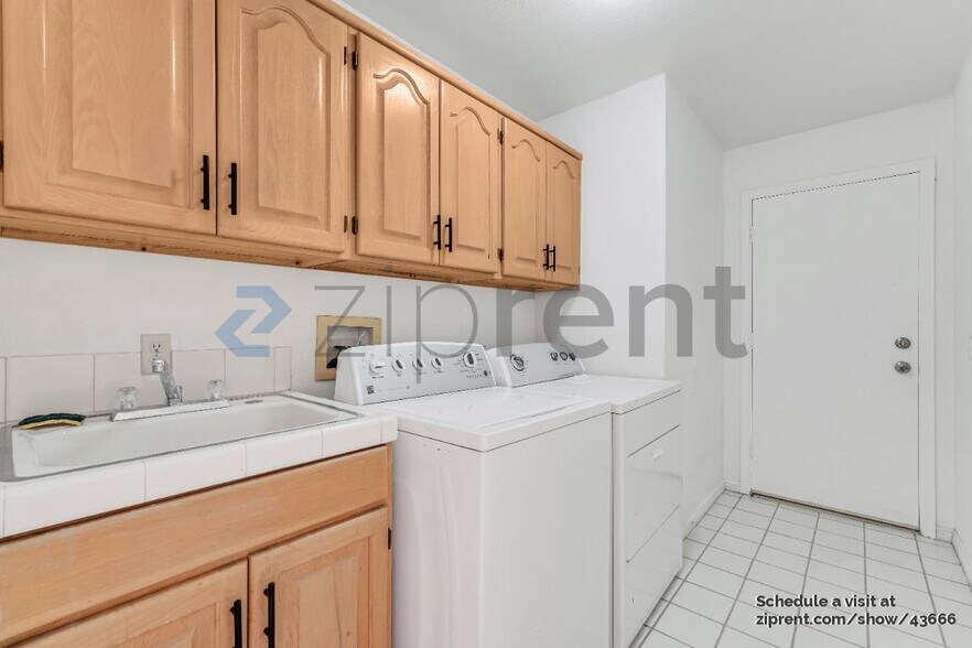 Building Photo - 3052 Carlotta Cir