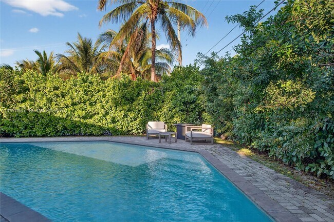 Building Photo - 1000 N Shore Dr