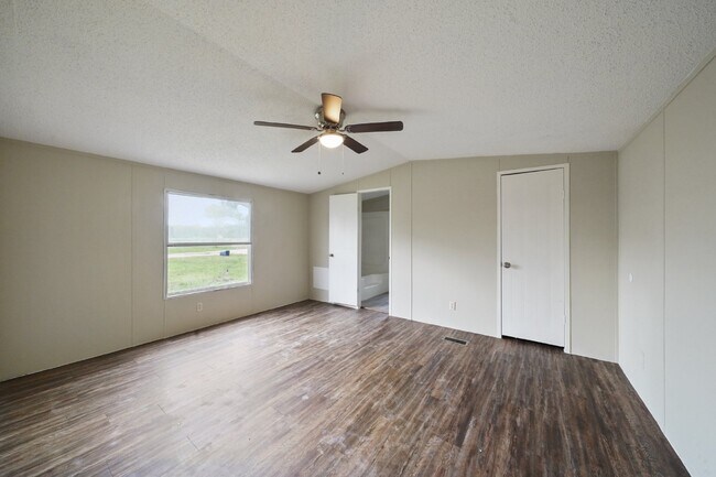 Building Photo - Charming 3-Bed, 2-Bath Retreat on Country Oaks Street, Brazoria!