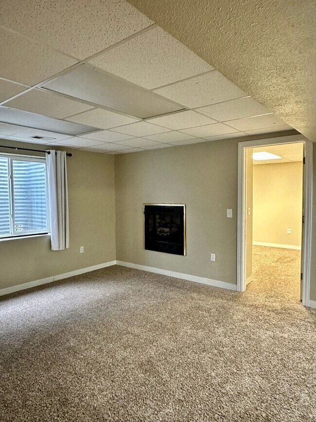 Building Photo - Updated 5-Bedroom Windsor Home - Available...