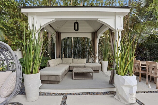 Building Photo - 309 NE 8th Ave