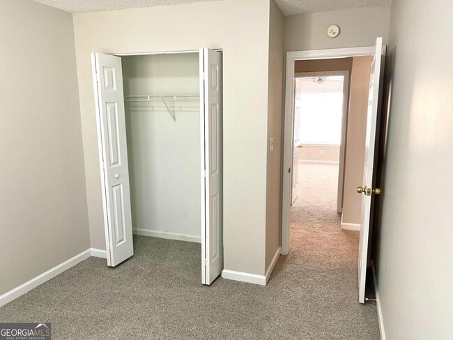 Building Photo - 6688 Sunset Hills Blvd