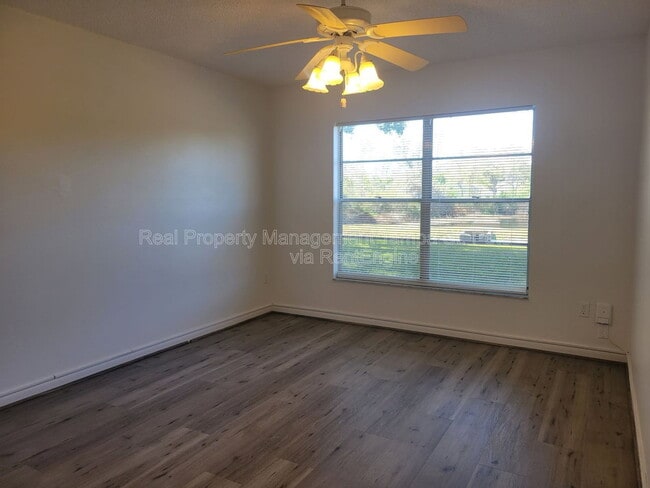 Building Photo - 4903 Myrtle Oak Dr