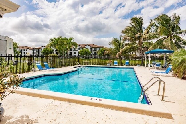 Building Photo - 9425 Fontainebleau Blvd