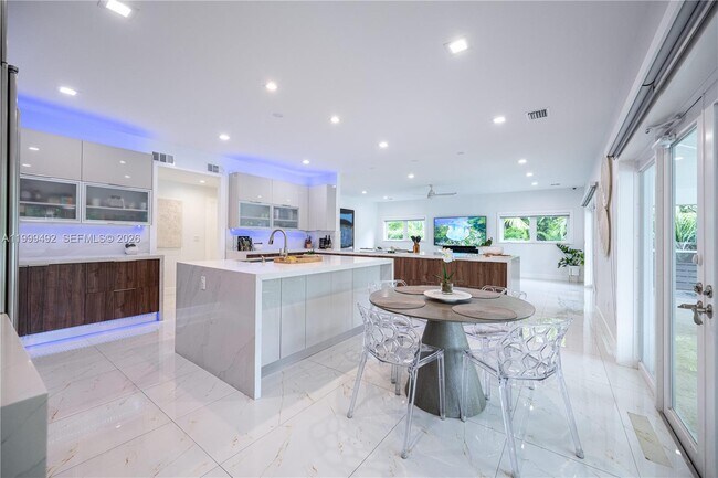 Building Photo - 7125 Los Pinos Blvd