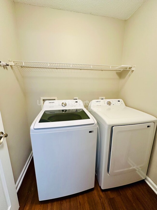 Building Photo - 811 Bonham Ave