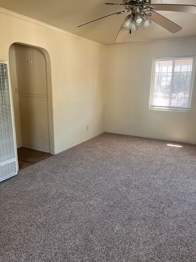 Building Photo - AVAILABLE NOW!! Delightful 1 bedroom, 1 ba...