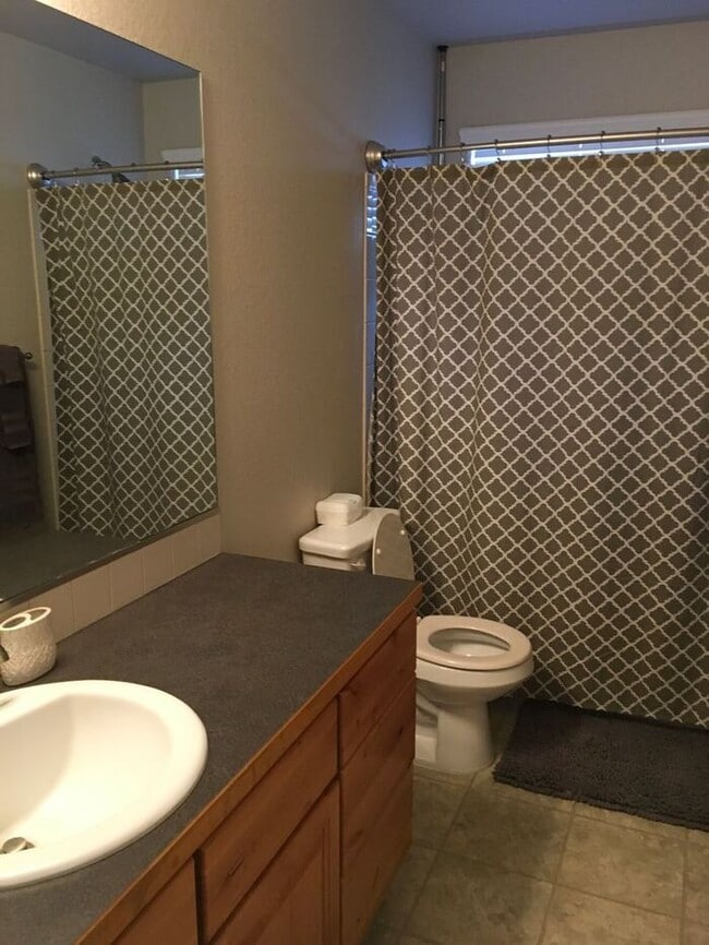 Building Photo - Stunning 3 Bed / 2.5 Bath 2-Story Home in ...